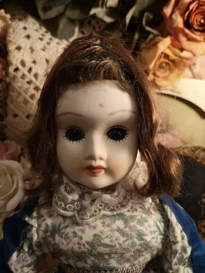 porcelain doll ตุ๊กตาหน้ากระเบื้อง เนื้อกระเบื้องขาว ในชุดวินเทจย้อนยุค เป็นงานเก่าอายุมากจากยุโรป  ความสูง 21 นิ้ว รูปที่ 6
