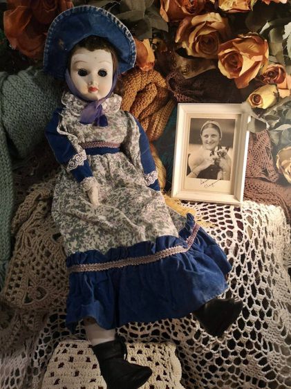 porcelain doll ตุ๊กตาหน้ากระเบื้อง เนื้อกระเบื้องขาว ในชุดวินเทจย้อนยุค เป็นงานเก่าอายุมากจากยุโรป  ความสูง 21 นิ้ว รูปที่ 2
