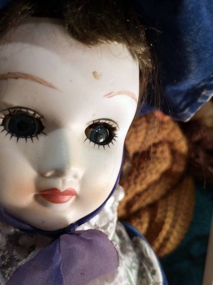 porcelain doll ตุ๊กตาหน้ากระเบื้อง เนื้อกระเบื้องขาว ในชุดวินเทจย้อนยุค เป็นงานเก่าอายุมากจากยุโรป  ความสูง 21 นิ้ว รูปที่ 3