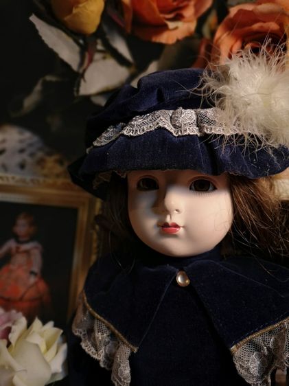 porcelain doll ตุ๊กตาหน้ากระเบื้องงานเก่า ในชุดวินเทจย้อนยุค  ขานั่ง ตอกอัษรญี่ปุ่นที่คอ  หน้า แขน ขา กระเบื้อง ตัวเป็นผ้า  สูง18นิ้ว  รูปที่ 4