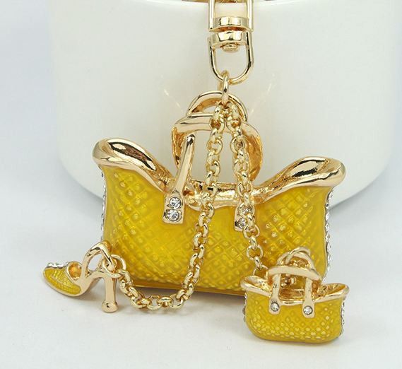 พวงกุญแจ ของขวัญ ของชำร่วย รูปกระเป๋าถือ 2 ใบ กับ รองเท้าส้นสูง ของขวัญสุดหรู พวงกุญแจ ระดับ พรีเมี่ยม สีเหลือง 1178761