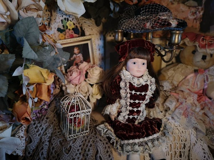 Emily porcelain doll  by Vintage Franklin Heirloom Collection Dolls - 1984 Victoria ตุ๊กตาหน้ากระเบื้องสะสมงานเก่าปีเก่า  ตาวาด ในชุดวินเทจ รูปที่ 4