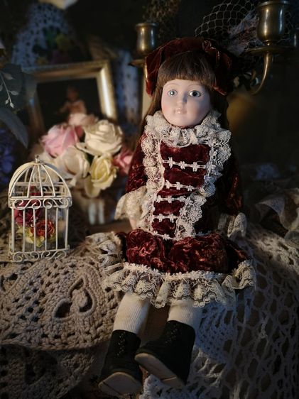 Emily porcelain doll  by Vintage Franklin Heirloom Collection Dolls - 1984 Victoria ตุ๊กตาหน้ากระเบื้องสะสมงานเก่าปีเก่า  ตาวาด ในชุดวินเทจ รูปที่ 5