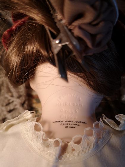 Emily porcelain doll  by Vintage Franklin Heirloom Collection Dolls - 1984 Victoria ตุ๊กตาหน้ากระเบื้องสะสมงานเก่าปีเก่า  ตาวาด ในชุดวินเทจ รูปที่ 12