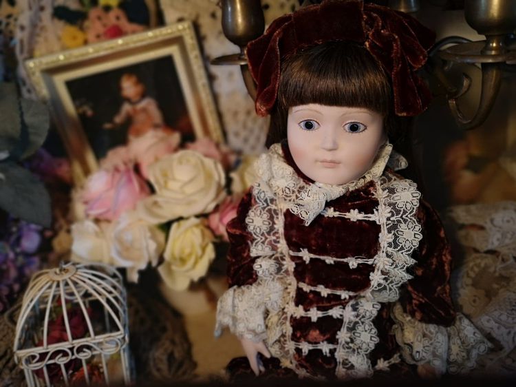 Emily porcelain doll  by Vintage Franklin Heirloom Collection Dolls - 1984 Victoria ตุ๊กตาหน้ากระเบื้องสะสมงานเก่าปีเก่า  ตาวาด ในชุดวินเทจ รูปที่ 1