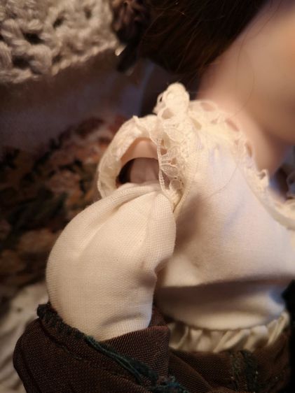 Emily porcelain doll  by Vintage Franklin Heirloom Collection Dolls - 1984 Victoria ตุ๊กตาหน้ากระเบื้องสะสมงานเก่าปีเก่า  ตาวาด ในชุดวินเทจ รูปที่ 17