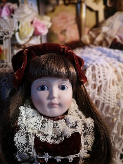 Emily porcelain doll  by Vintage Franklin Heirloom Collection Dolls - 1984 Victoria ตุ๊กตาหน้ากระเบื้องสะสมงานเก่าปีเก่า  ตาวาด ในชุดวินเทจ รูปที่ 3