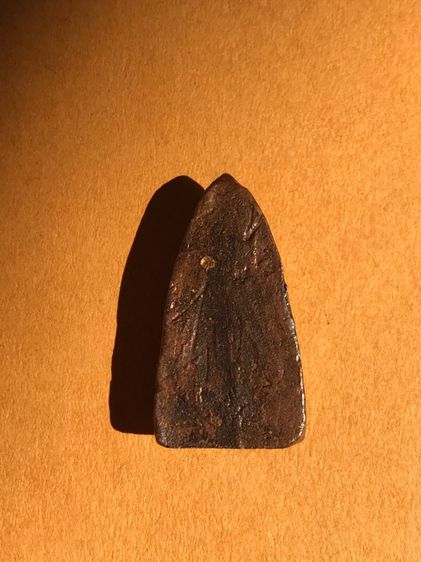 หลวงปู่ทวด หลังเตารีด พิมพ์เล็ก หน้าแหงน เนื้อนวะ ปี 2505 ผิวเดิม ออกสีรุ้ง มันเงา มีเนื้อทองคำที่ยังไม่แตก เป็นจุดๆ ตอนหล่อช่อ กระจายอยู่ตา รูปที่ 16