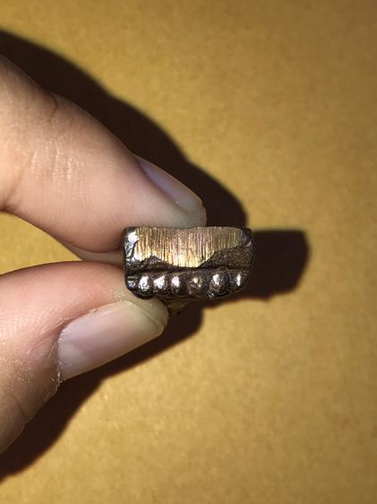 หลวงปู่ทวด หลังเตารีด พิมพ์เล็ก หน้าแหงน เนื้อนวะ ปี 2505 ผิวเดิม ออกสีรุ้ง มันเงา มีเนื้อทองคำที่ยังไม่แตก เป็นจุดๆ ตอนหล่อช่อ กระจายอยู่ตา รูปที่ 7