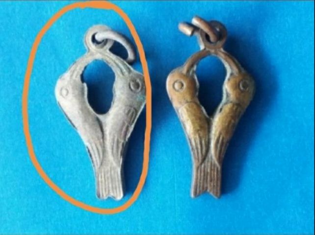 นกสาริกาคู่ เนื้อทองผสมหล่อปั้ม ล.พ.วงษ์ วัดปริวาส ก.ท.ม.ปี2518 สร้างพร้อมสมเด็จหลังตัวหนอน พุทธคุณ เมตตามหานิยม ค้าขายสุดยอด ครับ ตัวละ550บาท รูปที่ 2