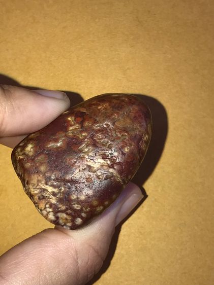 คตหิน สีแดงเข้มลายแต้มขาวเป็นจุดๆ และมีเส้นลายสีเขียว รูปสามเหลี่ยม ขนาดประมาณ 2 นิ้ว ใหญ่เท่ากับพระหลวงพ่อโต กรุวับางกระทิง มีลักษณะผิวเป็น รูปที่ 6