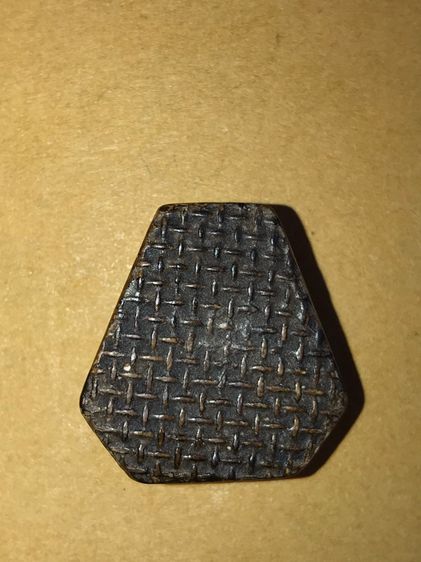 พระปิดตาหกเหลี่ยม หลังตะแกรง หลวงปู่เฮี้ยง วัดป่า ชลบุรี รุ่นแรก เนื้อผงพุทธคุณ แห้งเหี่ยว ยุบย่น สภาพสวย คมชัดลึก เก่า แท้ แปลก หายาก       รูปที่ 2