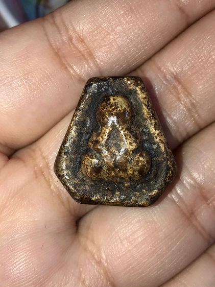 พระปิดตาหกเหลี่ยม หลังตะแกรง หลวงปู่เฮี้ยง วัดป่า ชลบุรี รุ่นแรก เนื้อผงพุทธคุณ แห้งเหี่ยว ยุบย่น สภาพสวย คมชัดลึก เก่า แท้ แปลก หายาก       รูปที่ 7