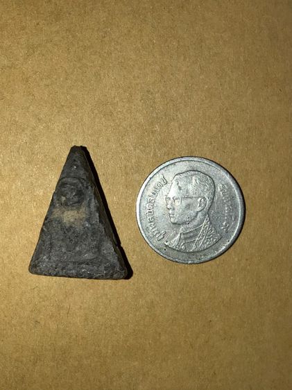 พระนางพญา จังหวัดพิษณุโลก พิมพ์สังฆาฏิ หลังลายนิ้วมือ อายุการสร้างประมาณ 400 เนื้อดินเผา สีเขียว มีคราบกรุมวลสารครบ จัด ละเอียด มีเม็ดกรวดทร รูปที่ 3