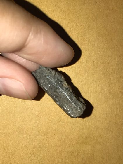 พระนางพญา จังหวัดพิษณุโลก พิมพ์สังฆาฏิ หลังลายนิ้วมือ อายุการสร้างประมาณ 400 เนื้อดินเผา สีเขียว มีคราบกรุมวลสารครบ จัด ละเอียด มีเม็ดกรวดทร รูปที่ 6