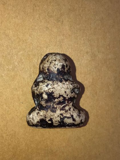 พระปิดตา พิมพ์ตะพาบ เนื้ออผง ลงรัก รุ่นแรกๆ หลวงปู่กลิ่น วัดสะพานสูง รักล่อนหลุด เก่า เป็นธรรมชาติ แท้ มีขอบข้างที่มาจากการทำบล็อคประกบ เป็น รูปที่ 2