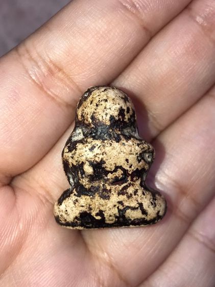 พระปิดตา พิมพ์ตะพาบ เนื้ออผง ลงรัก รุ่นแรกๆ หลวงปู่กลิ่น วัดสะพานสูง รักล่อนหลุด เก่า เป็นธรรมชาติ แท้ มีขอบข้างที่มาจากการทำบล็อคประกบ เป็น รูปที่ 8