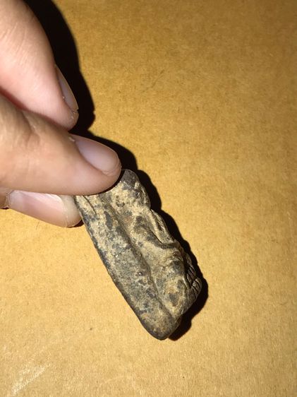 พระหลวงปู่ทวดเนื้อว่าน พิมพ์กลางชลูด 2497 รุ่นแรก เนื้อออกสีดำอมน้ำตาล มีคราบไขว่าน หลวงปู่ทวดองค์นี้เป็นพระที่สร้างในยุคต้น เนื้อแห้งสนิทมี รูปที่ 3