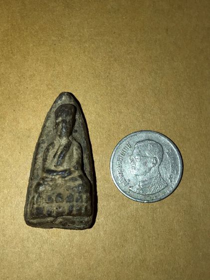 พระหลวงปู่ทวดเนื้อว่าน พิมพ์กลางชลูด 2497 รุ่นแรก เนื้อออกสีดำอมน้ำตาล มีคราบไขว่าน หลวงปู่ทวดองค์นี้เป็นพระที่สร้างในยุคต้น เนื้อแห้งสนิทมี รูปที่ 6