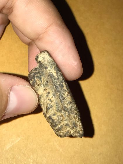 พระหลวงปู่ทวดเนื้อว่าน พิมพ์กลางชลูด 2497 รุ่นแรก เนื้อออกสีดำอมน้ำตาล มีคราบไขว่าน หลวงปู่ทวดองค์นี้เป็นพระที่สร้างในยุคต้น เนื้อแห้งสนิทมี รูปที่ 4