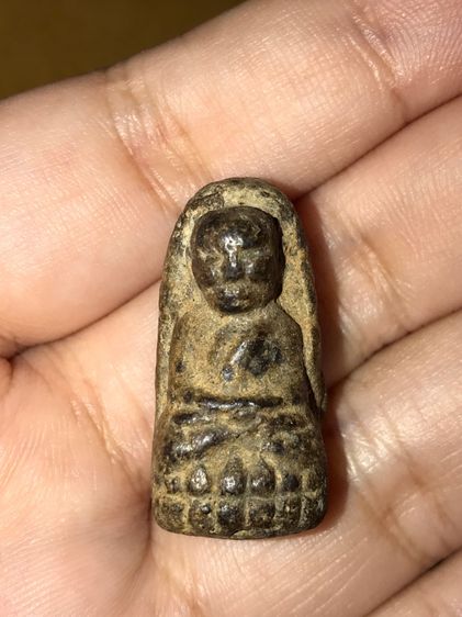 หลวงปู่ทวด พิมพ์พระรอด หน้าใหญ่ หลวงปู่ทวด 2497 วัดช้างไห้ ปัตตานี เนื้อออกสีดำอมน้ำตาล มีคราบไขว่าน เนื้อสวย ไม่หักไม่ซ่อม สภาพสมบูรณ์มากๆ  รูปที่ 7