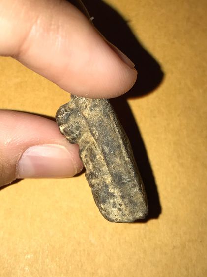 พระหลวงปู่ทวด เนื้อว่าน พิมพ์พระรอด หูขีด ปี 2497 รุ่นแรก นิยม เนื้อออกสีดำอมน้ำตาล มีคราบไขว่าน หลวงปู่ทวดองค์นี้เป็นพระที่สร้างในยุคต้น เน รูปที่ 4