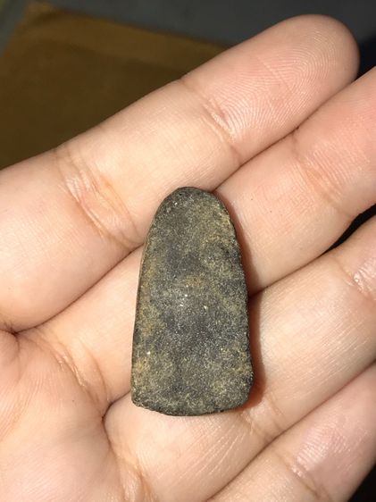 พระหลวงปู่ทวด เนื้อว่าน พิมพ์พระรอด หูขีด ปี 2497 รุ่นแรก นิยม เนื้อออกสีดำอมน้ำตาล มีคราบไขว่าน หลวงปู่ทวดองค์นี้เป็นพระที่สร้างในยุคต้น เน รูปที่ 8