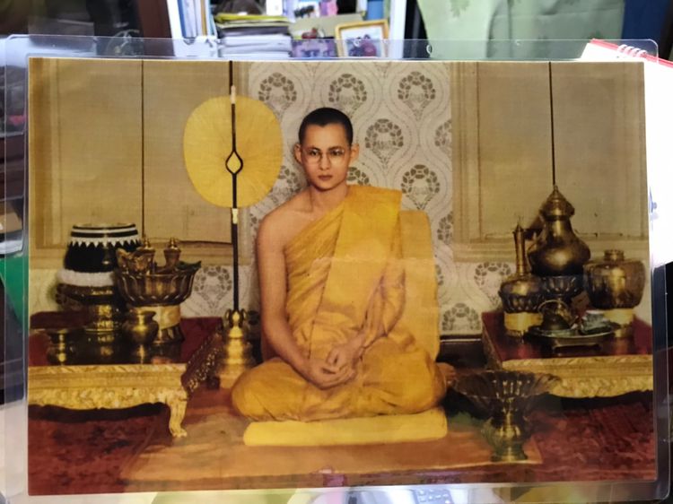 พระสมเด็จมหามงคล รุ่นทรงครองราชย์ 60 ปี มวลสารจิตรลดา พิมพ์กรรมการ และโครงการหนังสือดี ชีวิตสมถะ พระจิตรลดา ปี 2559 กล่องผ้าไหมสีทอง จัดสร้า รูปที่ 25