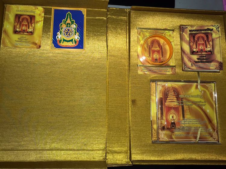พระสมเด็จมหามงคล รุ่นทรงครองราชย์ 60 ปี มวลสารจิตรลดา พิมพ์กรรมการ และโครงการหนังสือดี ชีวิตสมถะ พระจิตรลดา ปี 2559 กล่องผ้าไหมสีทอง จัดสร้า รูปที่ 12