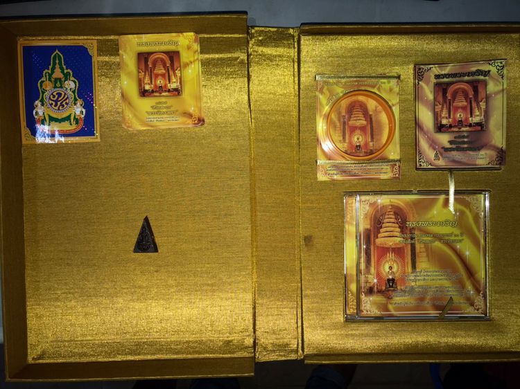 พระสมเด็จมหามงคล รุ่นทรงครองราชย์ 60 ปี มวลสารจิตรลดา พิมพ์กรรมการ และโครงการหนังสือดี ชีวิตสมถะ พระจิตรลดา ปี 2559 กล่องผ้าไหมสีทอง จัดสร้า รูปที่ 31