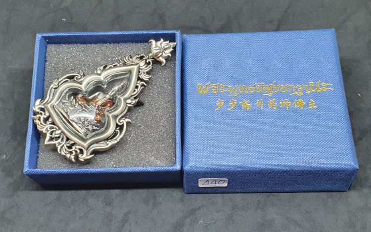 พระกริ่งพุทธมีสุขยกฐานะ เนื้อไวท์บรอนซ์ เลี่ยมตลับเนื้อไวท์บรอนซ์ รูปที่ 4