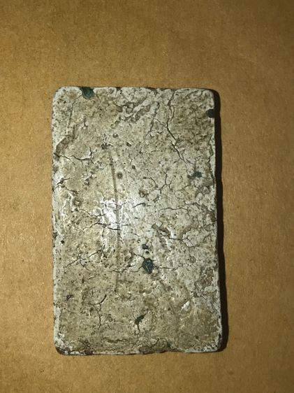 พระสมเด็จวัดระฆัง พิมพ์ใหญ่ เนื้อหนึกเนียน ผิวพรรณขององค์พระเปิดทั้งด้านหน้าและด้านหลัง เห็นพื้นผิว มวลสาร พื้นผิวพระต้องปรากฏรอยยุบ รอยหดตั รูปที่ 2