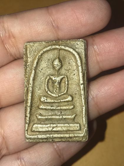 พระสมเด็จวัดระฆัง พิมพ์ใหญ่ เนื้อหนึกเนียน ผิวพรรณขององค์พระเปิดทั้งด้านหน้าและด้านหลัง เห็นพื้นผิว มวลสาร พื้นผิวพระต้องปรากฏรอยยุบ รอยหดตั รูปที่ 6