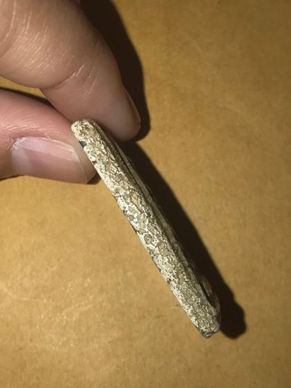 พระสมเด็จวัดระฆัง พิมพ์ใหญ่ เนื้อหนึกเนียน ผิวพรรณขององค์พระเปิดทั้งด้านหน้าและด้านหลัง เห็นพื้นผิว มวลสาร พื้นผิวพระต้องปรากฏรอยยุบ รอยหดตั รูปที่ 3