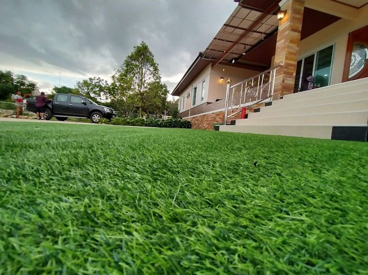 หญ้าเทียมตัดแบ่งขายถูกๆมีทุกขนาด 0813735190พร้อมช่างปูหญ้าเทียมหรือยกม้วนเริม149ตรม ตามสั่งเป็นหญ้าเทียมที่ใช้งาน จัดสวน  ดาดฟ้าอาคารหญ้า รูปที่ 13