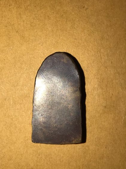 หลวงพ่อทวด พิมพ์กลางปั้มซ้ำ หน้าใหญ่ ปี 2505  No.1 จ.ปัตตานี ด้านหลังเรียบ ขอบข้างไม่มีรอยตะไบ ขอบใหญ่ เนื้อในลักษณะเนื้อแดงอมเหลือง ส่วนผิว รูปที่ 2