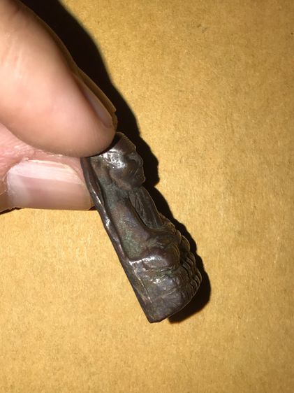 หลวงพ่อทวด พิมพ์กลางปั้มซ้ำ หน้าใหญ่ ปี 2505  No.1 จ.ปัตตานี ด้านหลังเรียบ ขอบข้างไม่มีรอยตะไบ ขอบใหญ่ เนื้อในลักษณะเนื้อแดงอมเหลือง ส่วนผิว รูปที่ 3