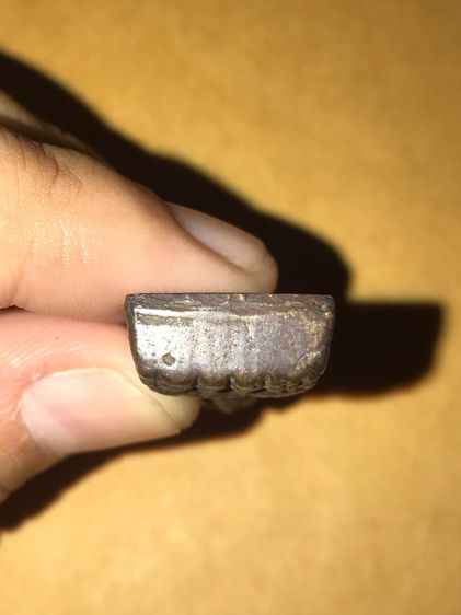 หลวงพ่อทวด พิมพ์กลางปั้มซ้ำ หน้าใหญ่ ปี 2505  No.1 จ.ปัตตานี ด้านหลังเรียบ ขอบข้างไม่มีรอยตะไบ ขอบใหญ่ เนื้อในลักษณะเนื้อแดงอมเหลือง ส่วนผิว รูปที่ 5