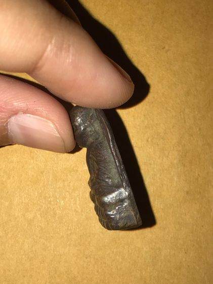 หลวงพ่อทวด พิมพ์กลางปั้มซ้ำ หน้าใหญ่ ปี 2505  No.1 จ.ปัตตานี ด้านหลังเรียบ ขอบข้างไม่มีรอยตะไบ ขอบใหญ่ เนื้อในลักษณะเนื้อแดงอมเหลือง ส่วนผิว รูปที่ 4