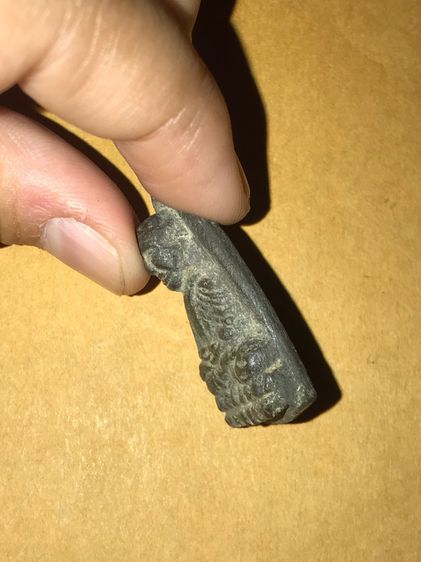 หลวงปู่ทวด หลังเตารีด เนื้อตะกั่ว วัดช้างให้ ปี 2505 ด้านหลังอย่างสวย มีเหี่ยว ย่น พิมพ์ทรงคมชัด เนื้อเข้มจัด มีคราบขี้เบ้า เนื้อแกร่งแห้งสน รูปที่ 4