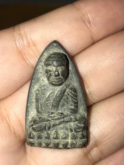 หลวงปู่ทวด หลังเตารีด เนื้อตะกั่ว วัดช้างให้ ปี 2505 ด้านหลังอย่างสวย มีเหี่ยว ย่น พิมพ์ทรงคมชัด เนื้อเข้มจัด มีคราบขี้เบ้า เนื้อแกร่งแห้งสน รูปที่ 7