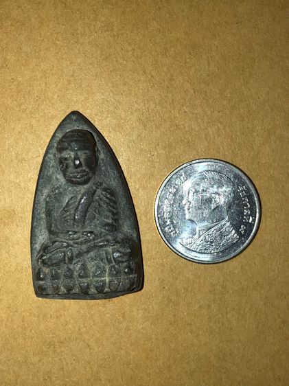 หลวงปู่ทวด หลังเตารีด เนื้อตะกั่ว วัดช้างให้ ปี 2505 ด้านหลังอย่างสวย มีเหี่ยว ย่น พิมพ์ทรงคมชัด เนื้อเข้มจัด มีคราบขี้เบ้า เนื้อแกร่งแห้งสน รูปที่ 6