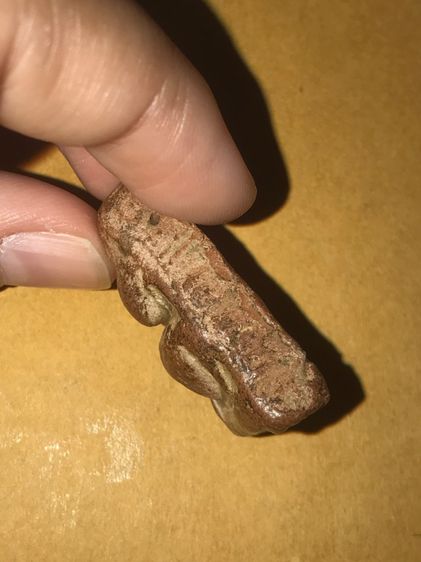 พระนางพญา พิษณุโลก พิมพ์ใหญ่เข่าโค้ง หลังมีลายมือ ขนาดองค์พระประมาณ 1.5x3.5x1 Cm. เนื้อดินเผาสีแดง เนื้อเก่า เนื้อพระแกร่งทุกองค์ ผิวแห้ง มั รูปที่ 4