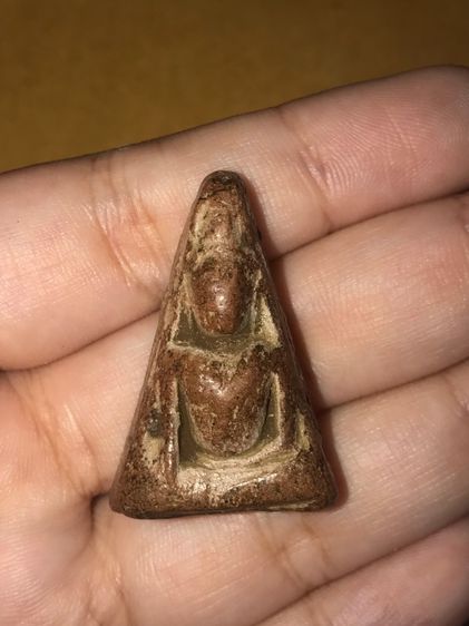 พระนางพญา พิษณุโลก พิมพ์ใหญ่เข่าโค้ง หลังมีลายมือ ขนาดองค์พระประมาณ 1.5x3.5x1 Cm. เนื้อดินเผาสีแดง เนื้อเก่า เนื้อพระแกร่งทุกองค์ ผิวแห้ง มั รูปที่ 7