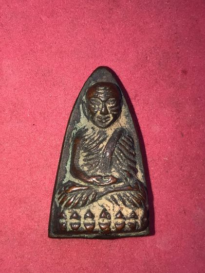 หลวงปู่ทวด หลังเตารีด หน้าจีน ปี 2508 สวยคม หลังอูม รอยตะไบขอบ และตะไบหลัง จมูกโด่ง องค์นี้สภาพสวยเดิมๆ ผิวสองสีสร้างน้อย แท้ หายากมาก หลวงพ