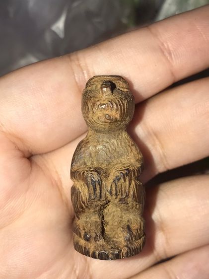 ลิง หลวงพ่อดิ่ง วัดบางวัว จ.ฉะเชิงเทรา เนื้อรากไม้ ต้นชัยพฤกษ์ ตายพราย เหี่ยวย่น หดตัว ขึ้นคราบขาว ไม่มีเสี้ยน น้ำหนักเบา ขนาดความสูง 4 ซม.  รูปที่ 7