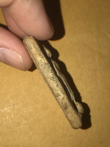 สมเด็จบางขุนพรหม กรุเจดีย์เล็ก พิมพ์ปางประทับยืน พิมพ์ทรง ถูกต้อง มีคราบกรุ ผิวแห้ง มันฉ่ำเป็นบางจุด พระสภาพสวยสมบูรณ์ เก่า แท้ แปลก หายาก   รูปที่ 3