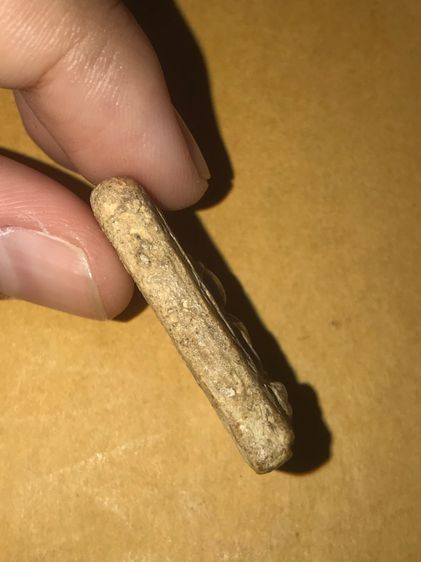 สมเด็จบางขุนพรหม กรุเจดีย์เล็ก พิมพ์สมาธิ พิมพ์ทรง ถูกต้อง มีคราบกรุ ผิวแห้ง มันฉ่ำเป็นบางจุด พระสภาพสวยสมบูรณ์ เก่า แท้ แปลก หายาก  	สมเด็จ รูปที่ 3