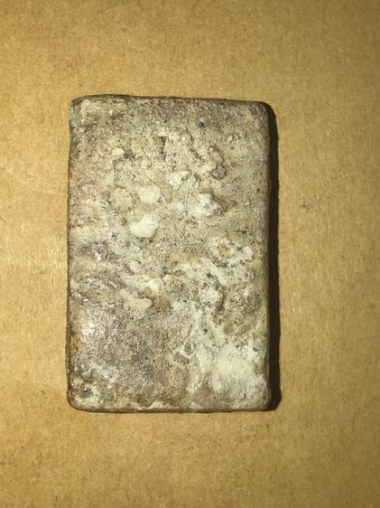 สมเด็จบางขุนพรหม กรุเจดีย์เล็ก พิมพ์สมาธิ พิมพ์ทรง ถูกต้อง มีคราบกรุ ผิวแห้ง มันฉ่ำเป็นบางจุด พระสภาพสวยสมบูรณ์ เก่า แท้ แปลก หายาก  	สมเด็จ รูปที่ 2