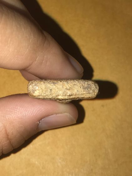 สมเด็จบางขุนพรหม กรุเจดีย์เล็ก พิมพ์สมาธิ พิมพ์ทรง ถูกต้อง มีคราบกรุ ผิวแห้ง มันฉ่ำเป็นบางจุด พระสภาพสวยสมบูรณ์ เก่า แท้ แปลก หายาก  	สมเด็จ รูปที่ 5